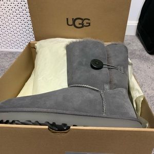 UGG Bailey button gray